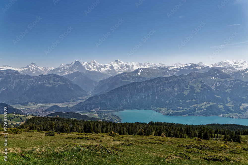 Les Alpes Suisses au bord du lac de Thoune