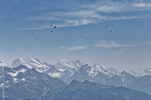 Parapentistes dans les Alpes Suisses