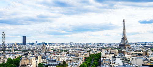 凱旋門から眺めるエッフェル塔とパリ市内　ワイド © oben901