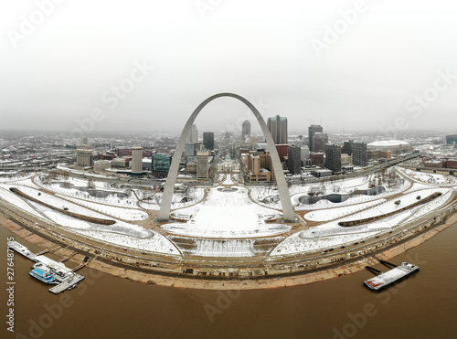 Obraz na plátně St Louis, Missouri \ USA - January 16 2019: Panoramic view of a city covered in snow from above