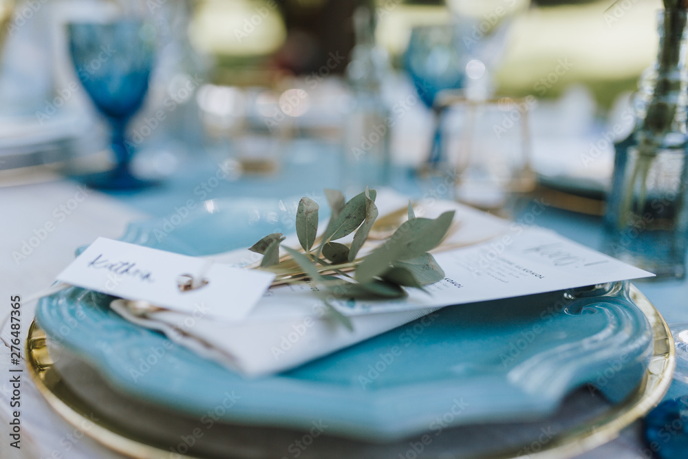 Hochzeitsdekoration Schmuck und Blumen Torte Weiß und blau
