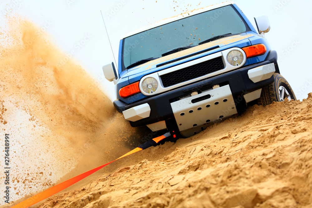 Obraz premium An suv was driving in the desert.