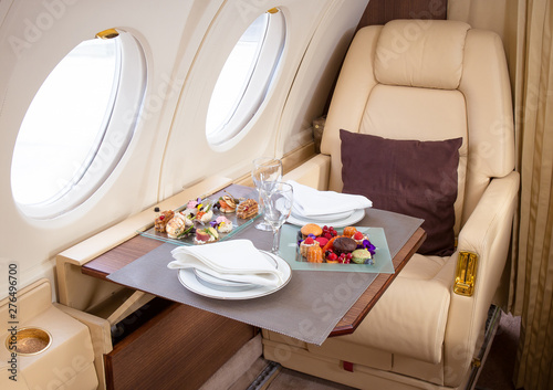 Collation à bord d'un jet privé