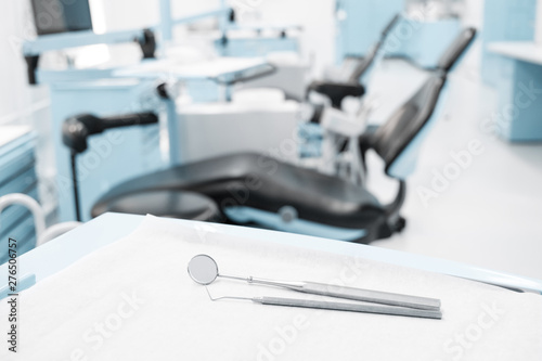 Foto dentist clinic concept with dental tools and dentist chair in background