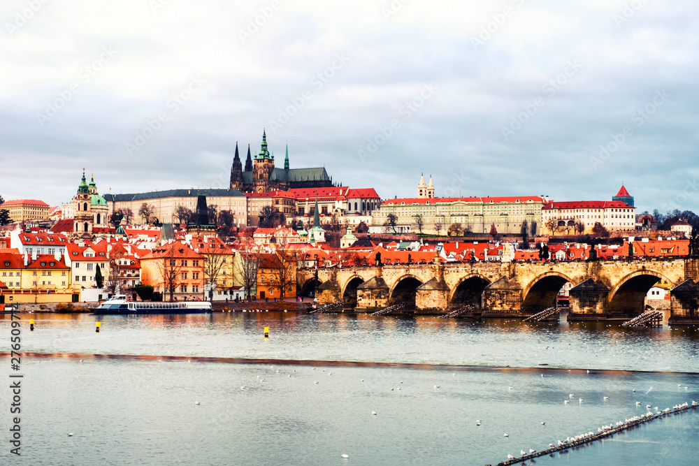 Obraz premium Charles Bridge over Vltava river in Prague, Czech Republic at the evening