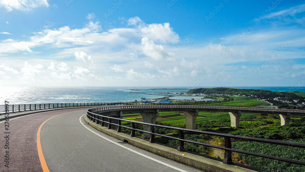 Fototapeta premium てぃーだ橋・つむぎ橋からの絶景 久米島(沖縄県)の観光名所や絶景ポイント
