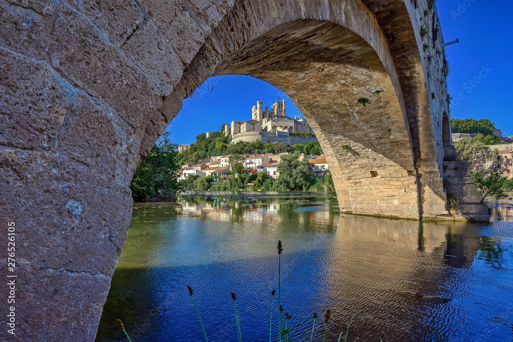 Fototapeta premium The Old Bridge (Pont Vieux) and St. Nazaire Cathedral in the city of Beziers, Herault, south of France