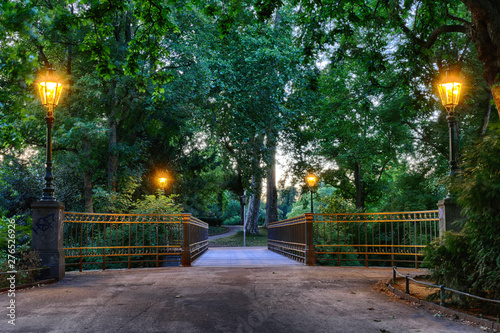 Brücke in einem Stadtpark im Zentrum von Düsseldorf