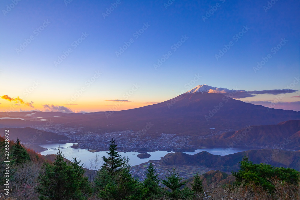 夜明けの富士山と河口湖、山梨県富士河口湖町新道峠にて