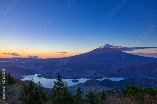 夜明けの富士山と河口湖、山梨県富士河口湖町新道峠にて
