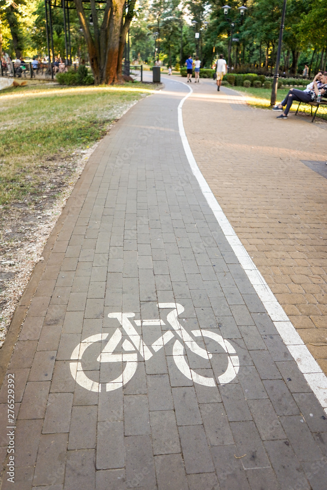 Obraz premium Symbol to indicate the road for bicycles. City Park