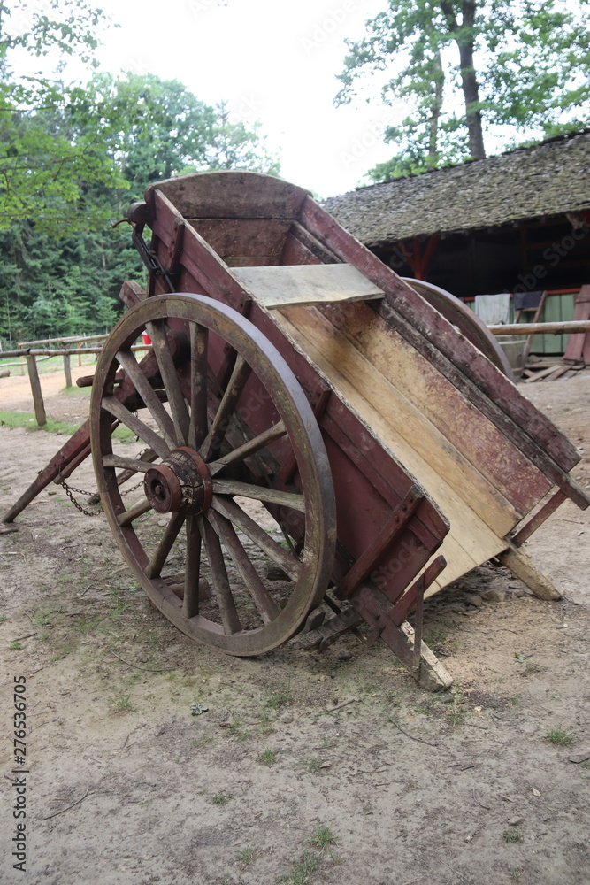 Chariot ancien en bois en Bourgogne