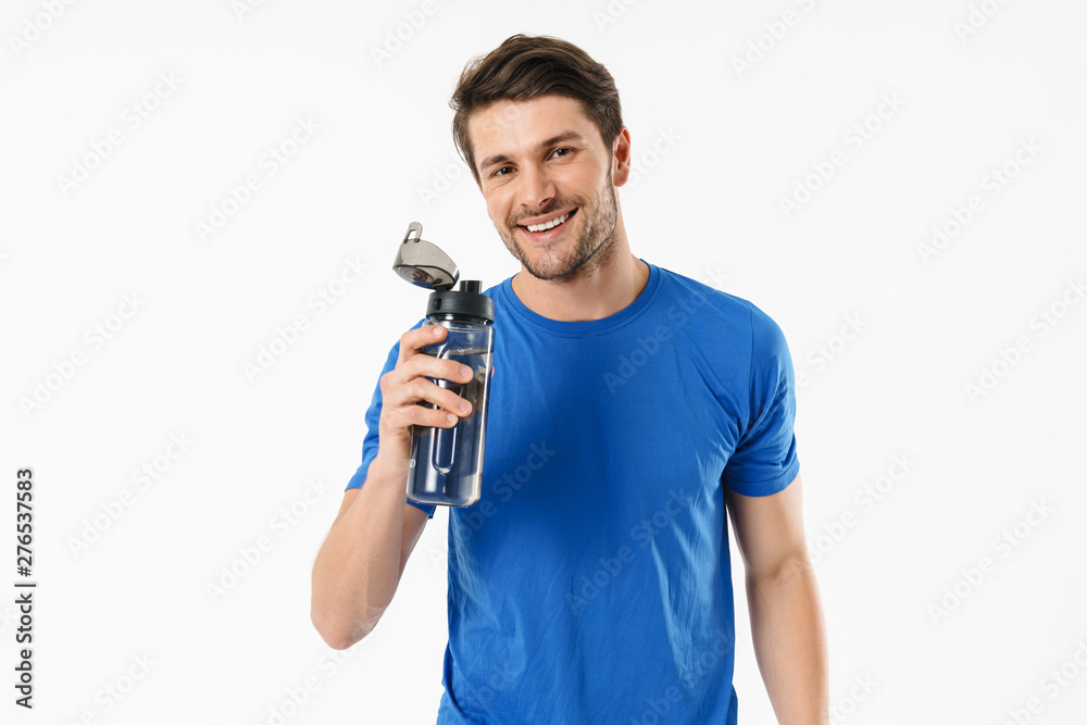 Photo closeup of handsome man in casual t-shirt smiling and holding water bottle Photo closeup of handsome man in casual t-shirt smiling and holding water bottle