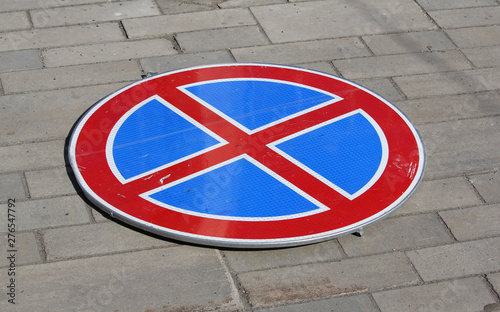 Лежащий дорожный знак No stopping © Светлана д