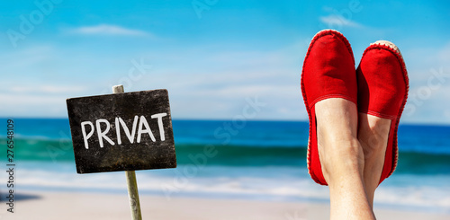 Beine mit roten Stoffschuhen vor Strand und Meer