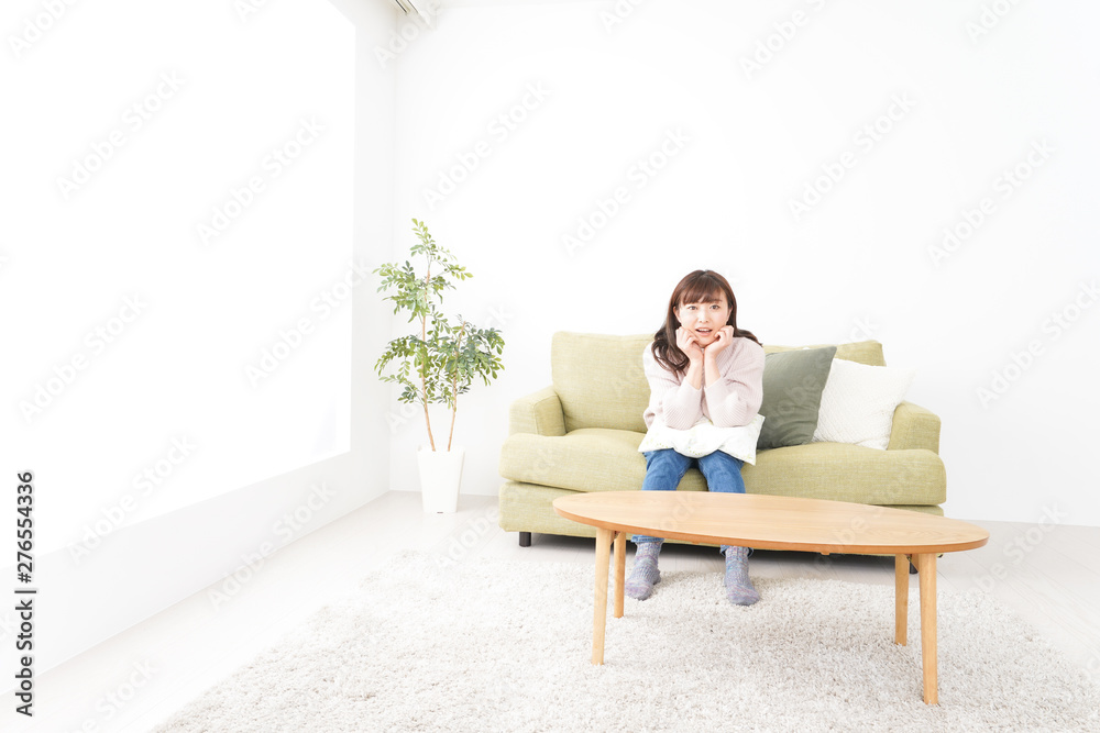自宅でリラックスをする若い女性 自宅でリラックスをする若い女性