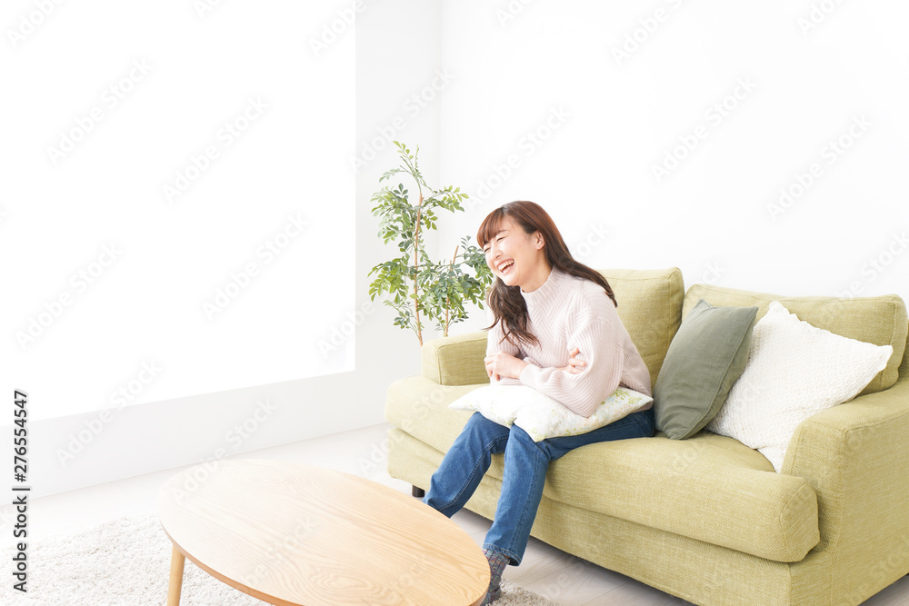 自宅でリラックスをする若い女性 自宅でリラックスをする若い女性