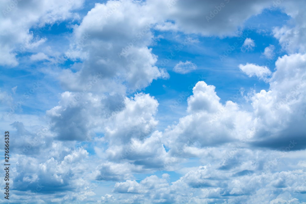 Obraz premium White clouds with beautiful blue background