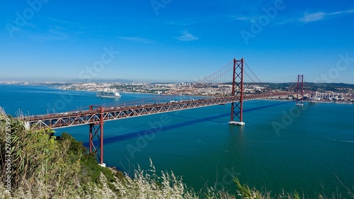 Brücke in Lissabon über den Tejo Fluß, Stadtansicht