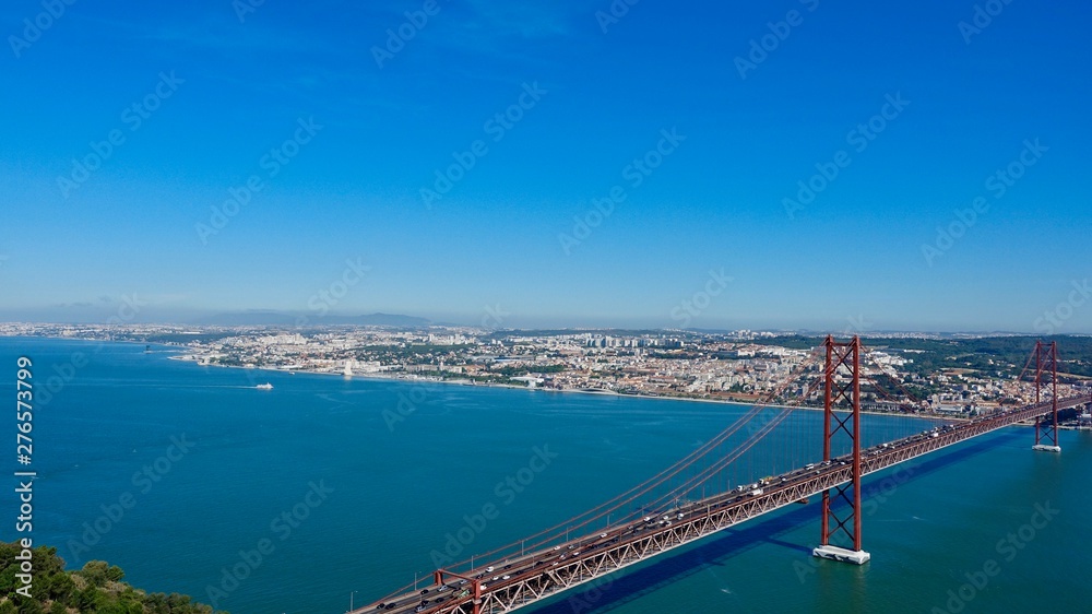 Brücke in Lissabon über den Tejo Fluß, Stadtansicht