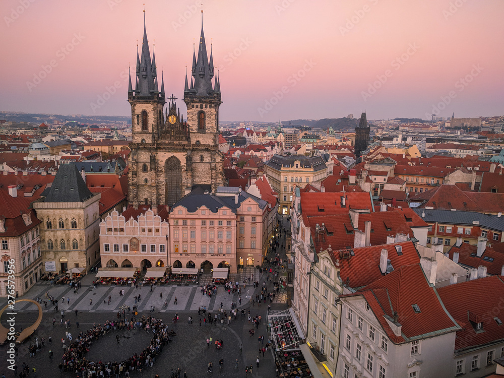 Plaza de Praga con personas, catedral y la ciudad en el atardecer