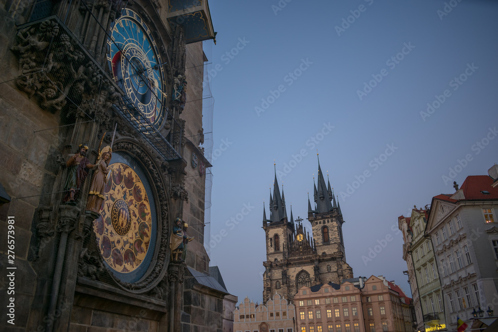 Torre astronomica con relojes y la catedral de Praga con el cielo azul Torre astronomica con relojes y la catedral de Praga con el cielo azul