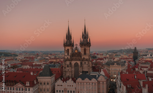 La catedral de Praga en el atardecer con techos rojos y cielo naranja