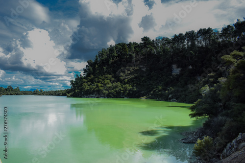 Lago verde y tormenta en el cielo en parque geologico con actividad geotermica © Matias Cernadas