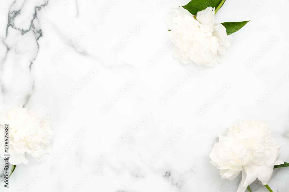 Top view frame of white peony flowers on marble background. Minimal flat lay style home desk with peonies. Wedding invitation card mockup with copy space. Beauty or fashion blog banner template - obrazy, fototapety, plakaty 
