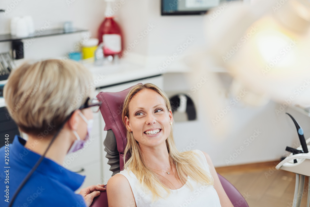 Fototapeta premium Patientin im Gespräch mit einer Zahnärztin