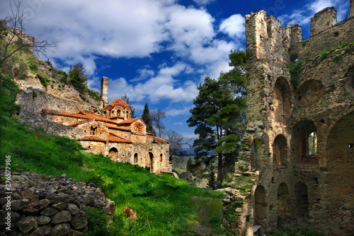 Foto Perivleptos monastery in the medieval, byzantine castletown of Mystras, close