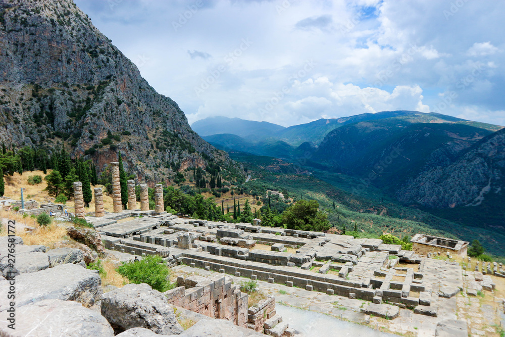 Naklejka premium Beautiful view to famous ruin of ancient greek apollo temple in Delphi, Greece with fantastic valley and mountains on the background