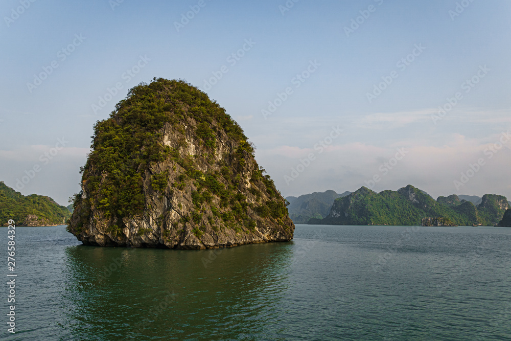 Naklejka premium Big and lonely limestone island in Halon Bay 