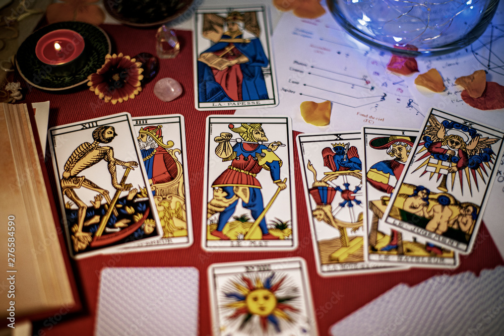 Tarot de Marseille tirage de carte divinatoire en cartomancie Stock Photo