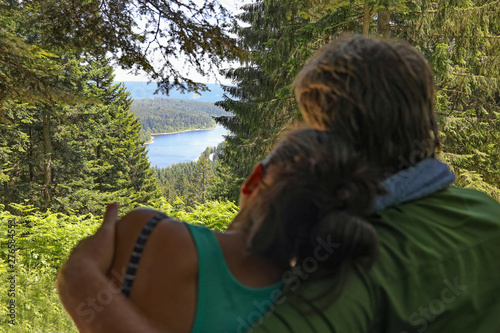 Paar blickt auf schwarzenbachtalsperre photo