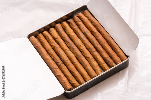 Tableau sur toile Box of cigarillos on white background