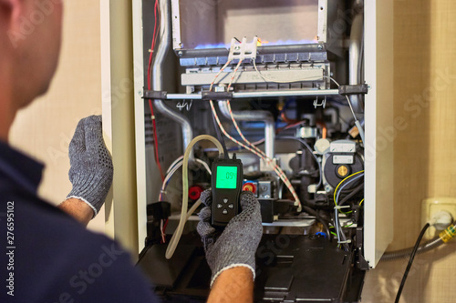 Cuadro en lienzo Master of gas service, adjusts the combustion gas on the gas boiler
