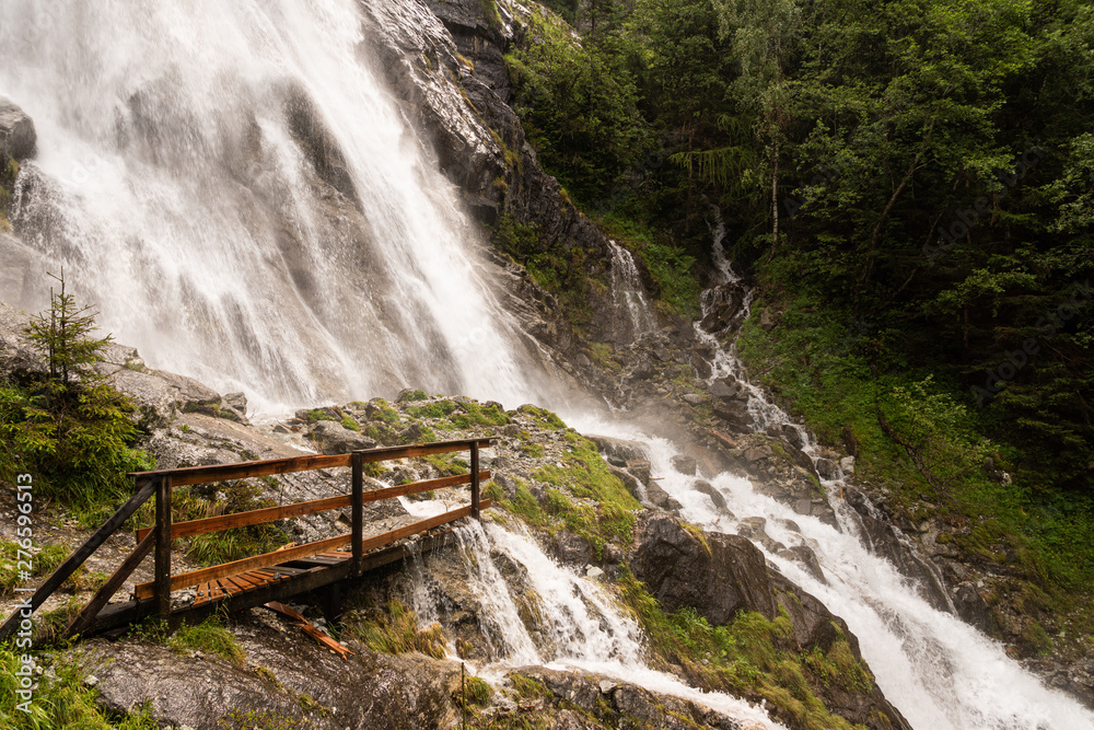 wasserfall mit kleiner desolater Brücke
