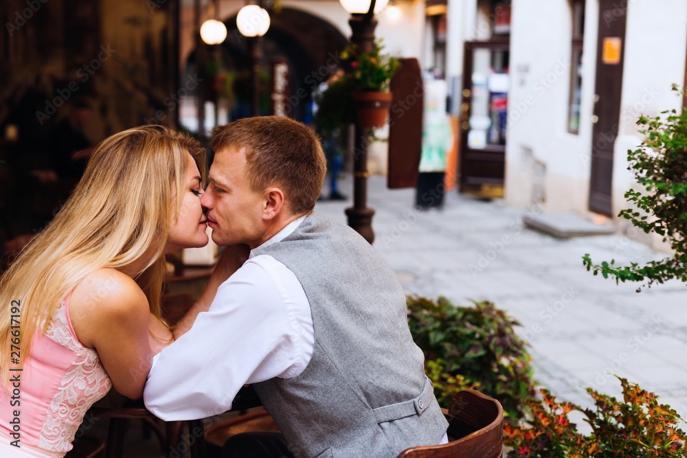 Obraz premium romantic date of a guy and a girl in a cafe. kiss. profile.