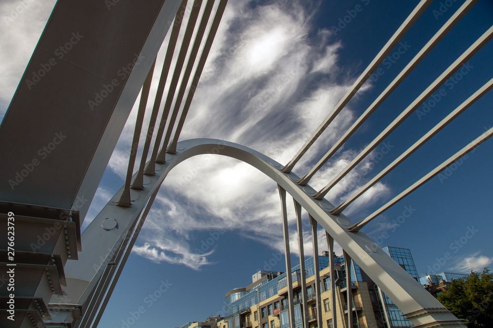 Naklejka premium cable bridge in the cityscape on a sunny summer day