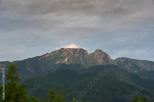Giewont oświetlony promieniami zachodzącego słońca
