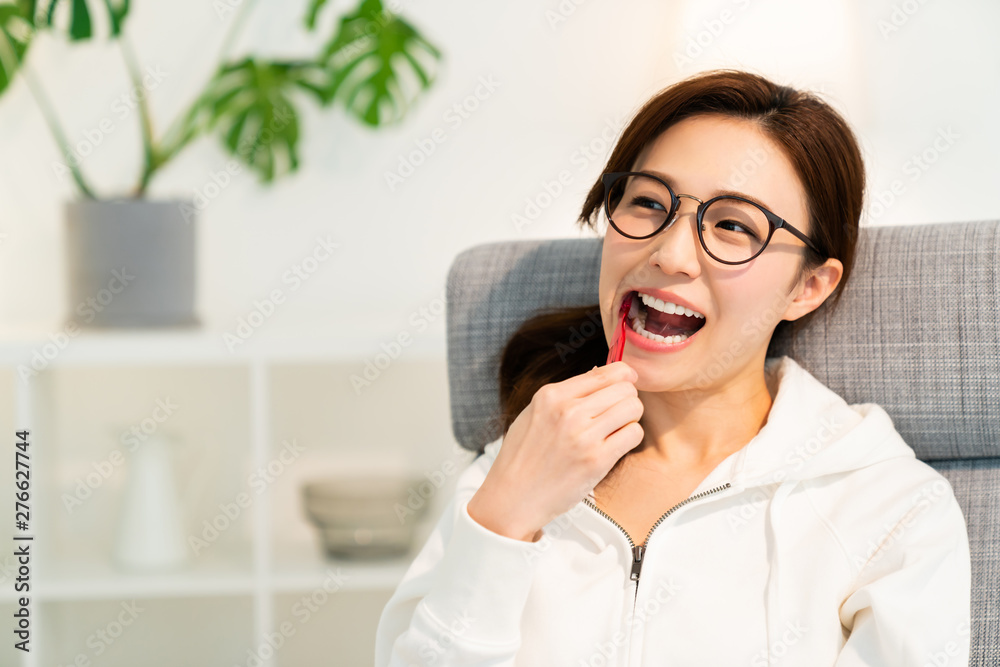 歯磨きをする女性 歯磨きをする女性