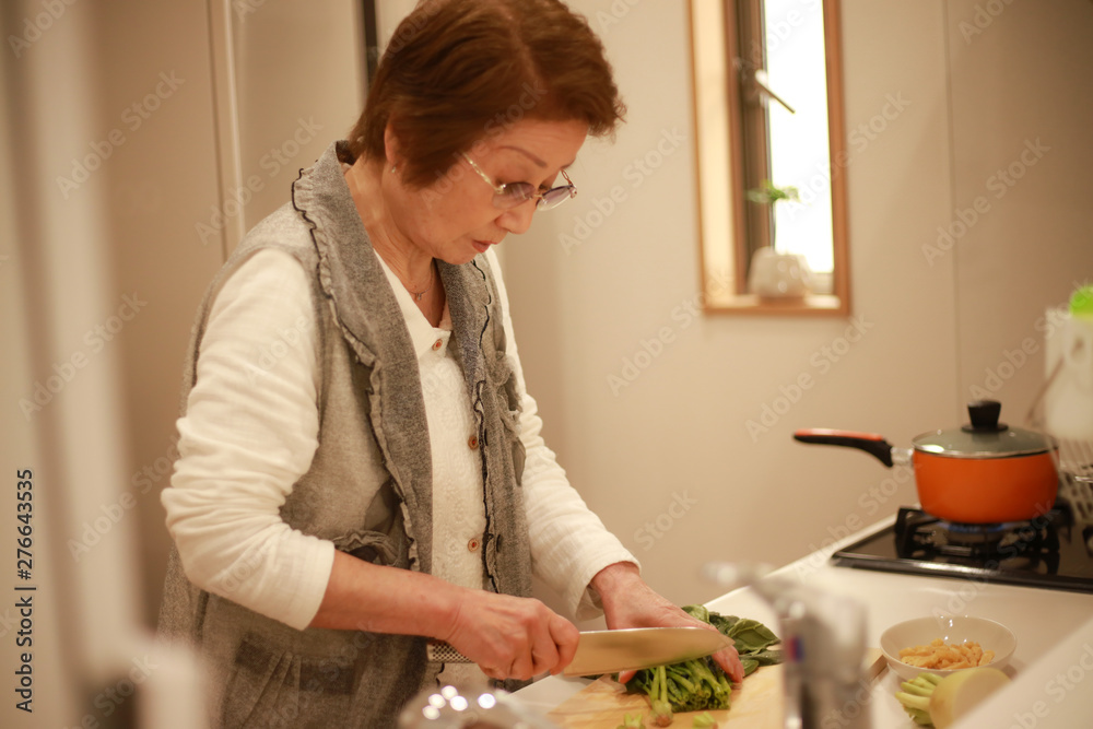 料理するシニア女性