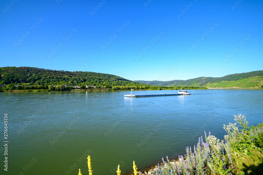 Transport von Gütern per Schiff auf dem Rhein 