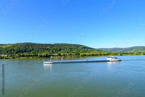 Transport von Gütern per Schiff auf dem Rhein 