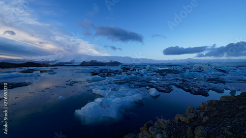 Fototapeta Naklejka Na Ścianę i Meble -  Iceland beautiful Jökulsárlón glacier lagoon before sunrise during winter