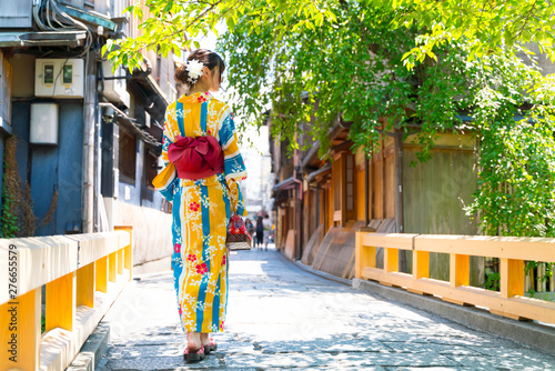 京都と浴衣の女性　イメージ photo