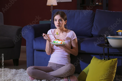 Beautiful young woman eatin...