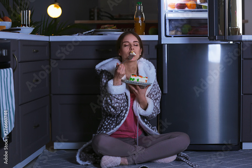 Beautiful young woman eatin...