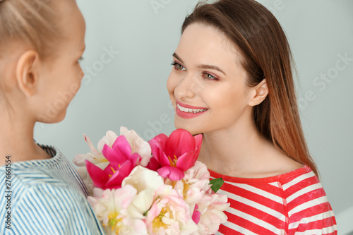 Little girl greeting her mo...
